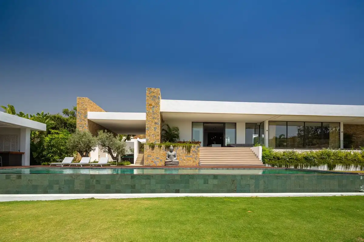 Vista exterior de Casa o xalet en venda en Marbella amb Aire condicionat, Jardí privat i Terrassa