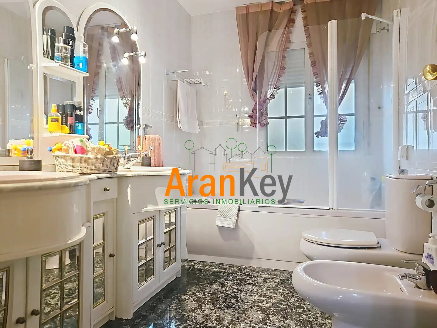 Bathroom of Houses for sale in Aranjuez  with Air Conditioner, Private garden and Terrace
