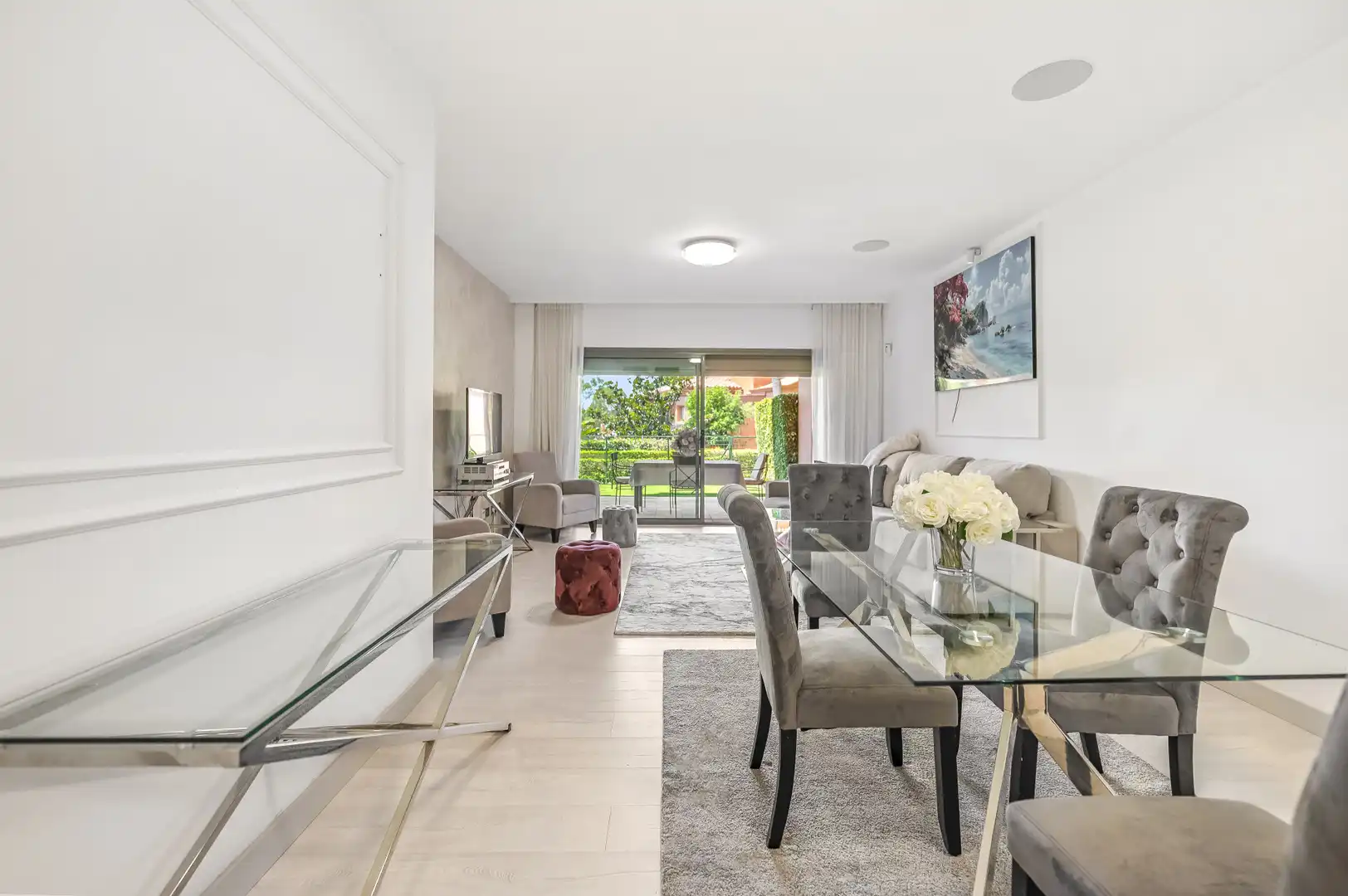 Sala d'estar de Planta baixa en venda en Estepona amb Aire condicionat, Jardí privat i Terrassa