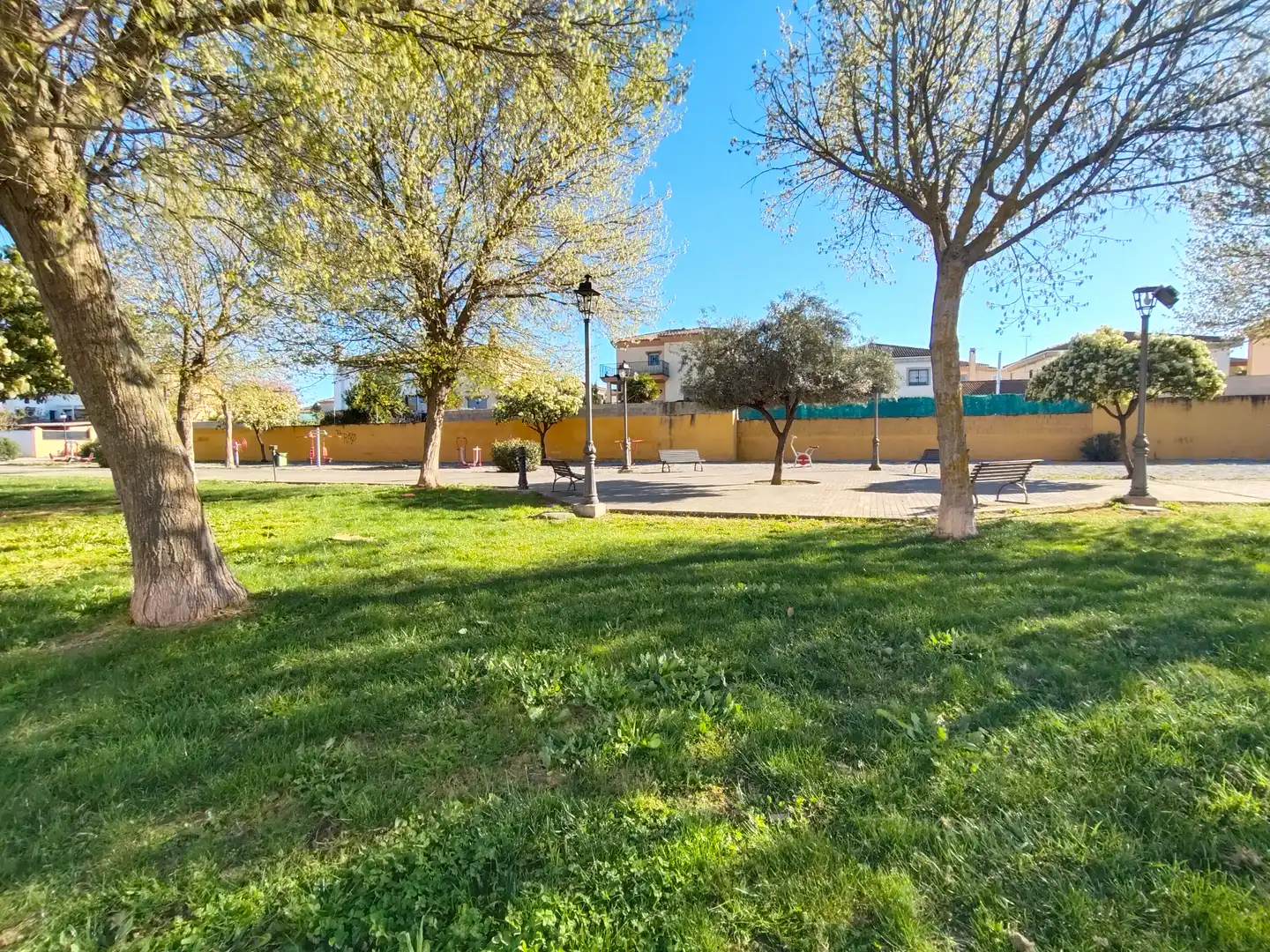 Vista exterior de Casa adosada en venda en Vegas del Genil amb Aire condicionat, Calefacció i Moblat