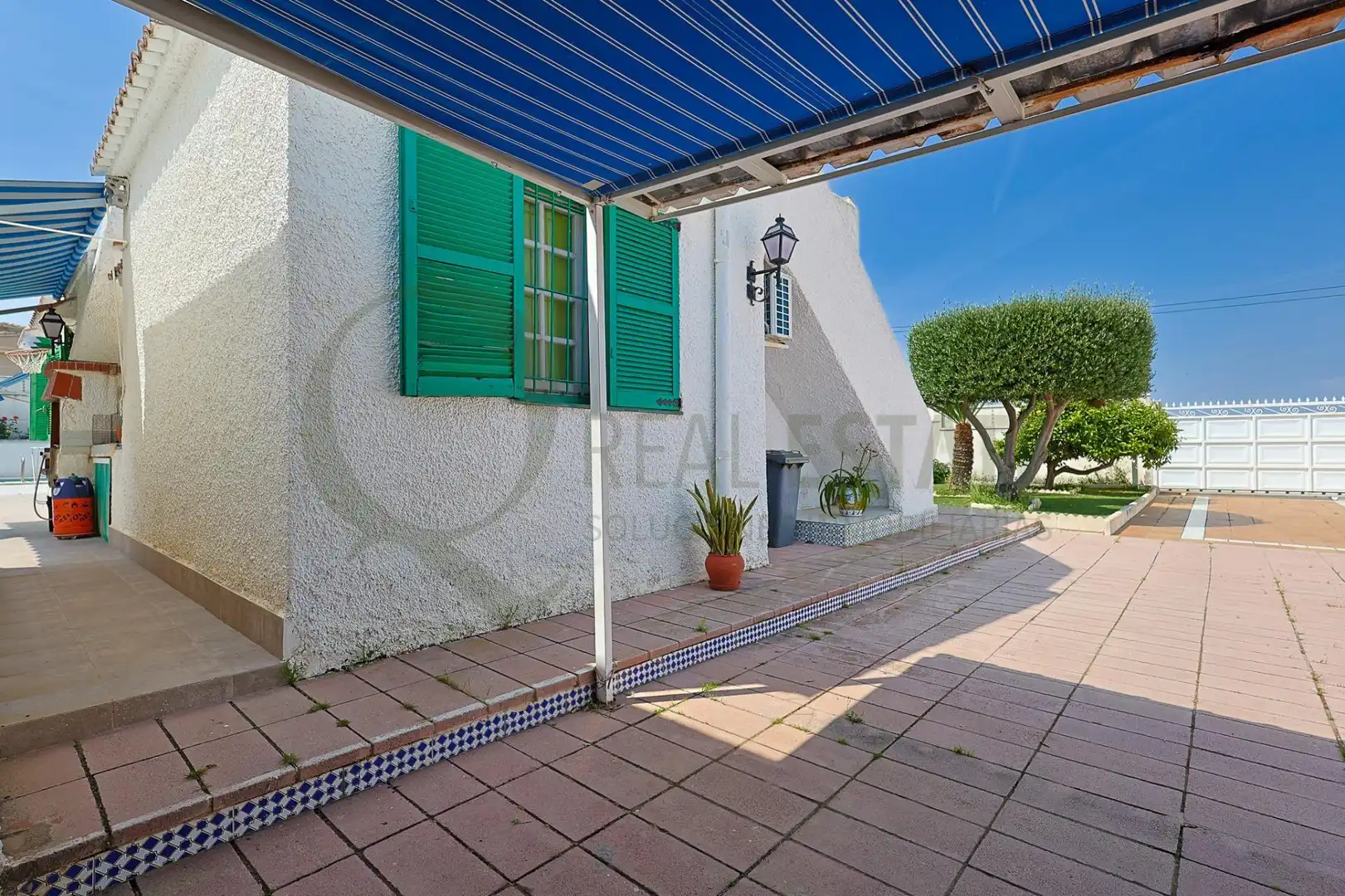 Vista exterior de Casa o xalet en venda en Elche / Elx amb Jardí privat, Terrassa i Piscina