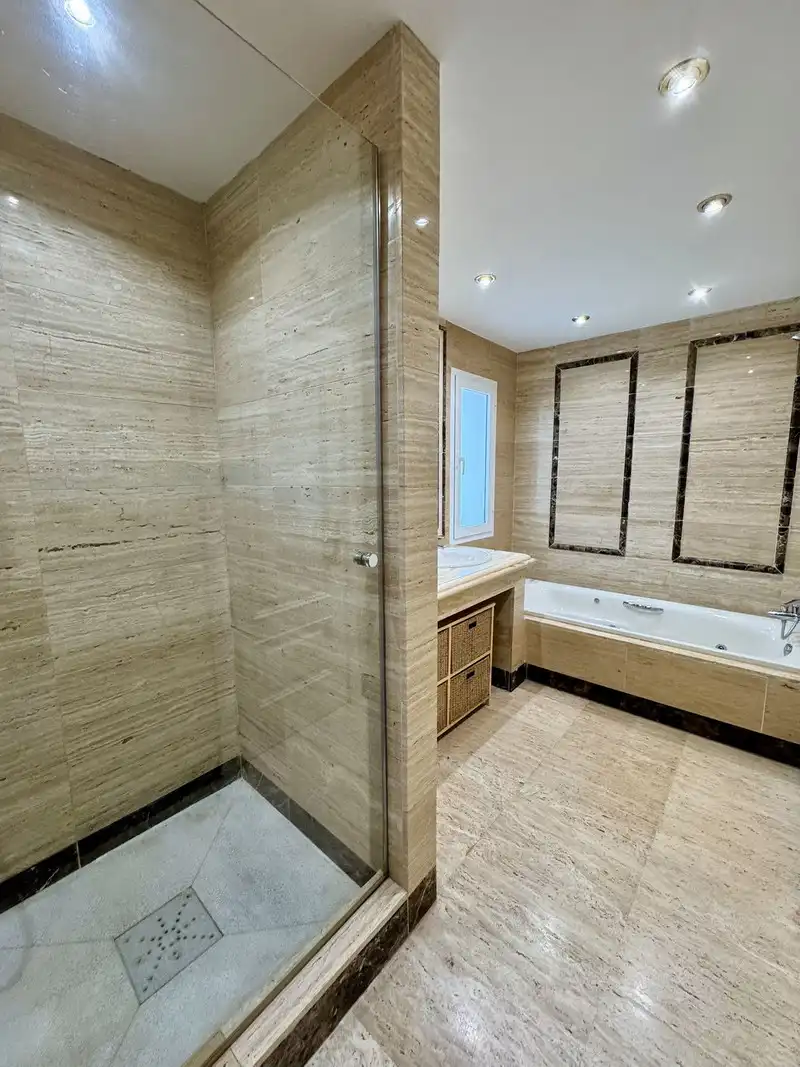 Bany de Apartament de lloguer en Marbella amb Traster, Piscina i Moblat