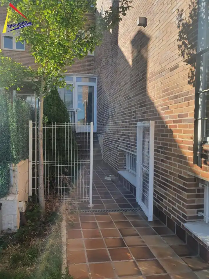 Vista exterior de Casa adosada en venda en Encinillas amb Calefacció, Jardí privat i Terrassa
