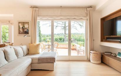 Sala d'estar de Casa o xalet en venda en Sant Cugat del Vallès amb Aire condicionat, Terrassa i Piscina