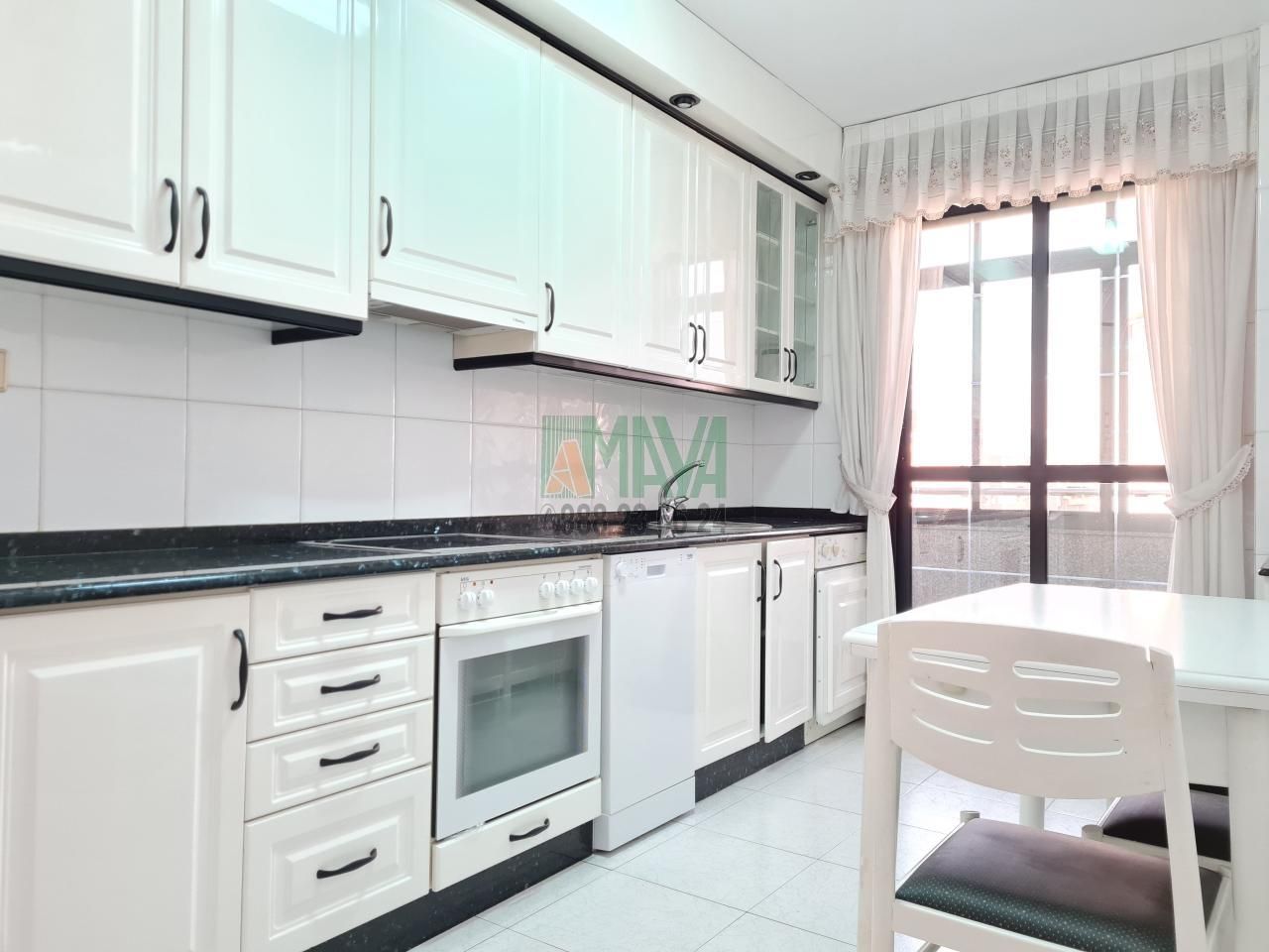 Cuina de Apartament de lloguer en Ourense Capital  amb Calefacció, Parquet i Moblat