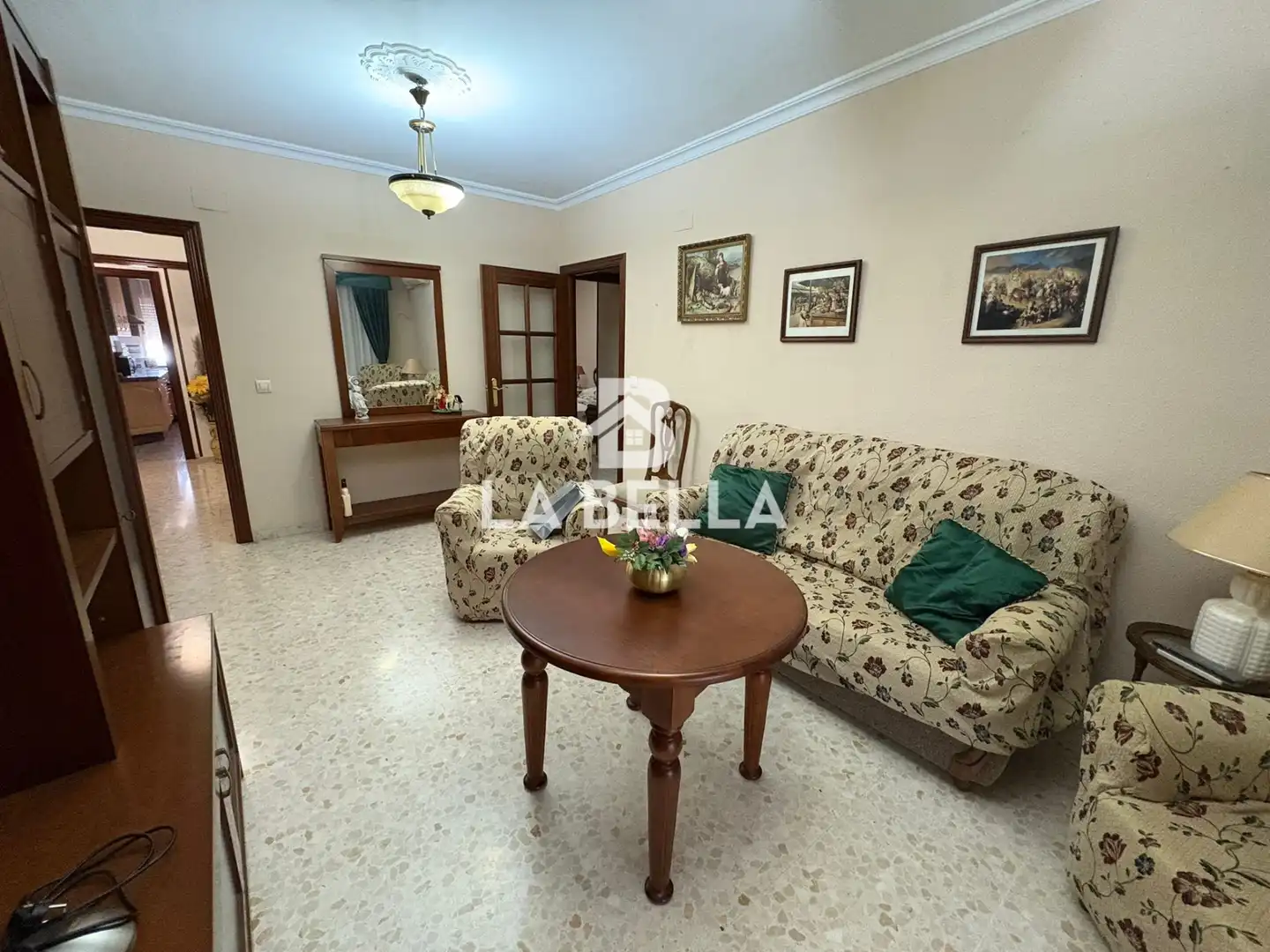 Sala d'estar de Pis en venda en Sevilla amb Moblat i Balcó