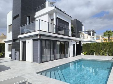 Chalet con balcón en venta en Calle Calle Cabo Ortegal