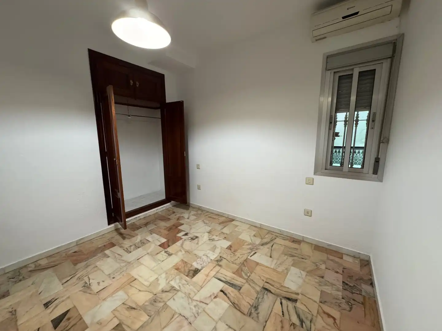 Schlafzimmer von Erdgeschoss zum Verkauf in La Algaba mit Klimaanlage, Möbliert und Waschmaschine