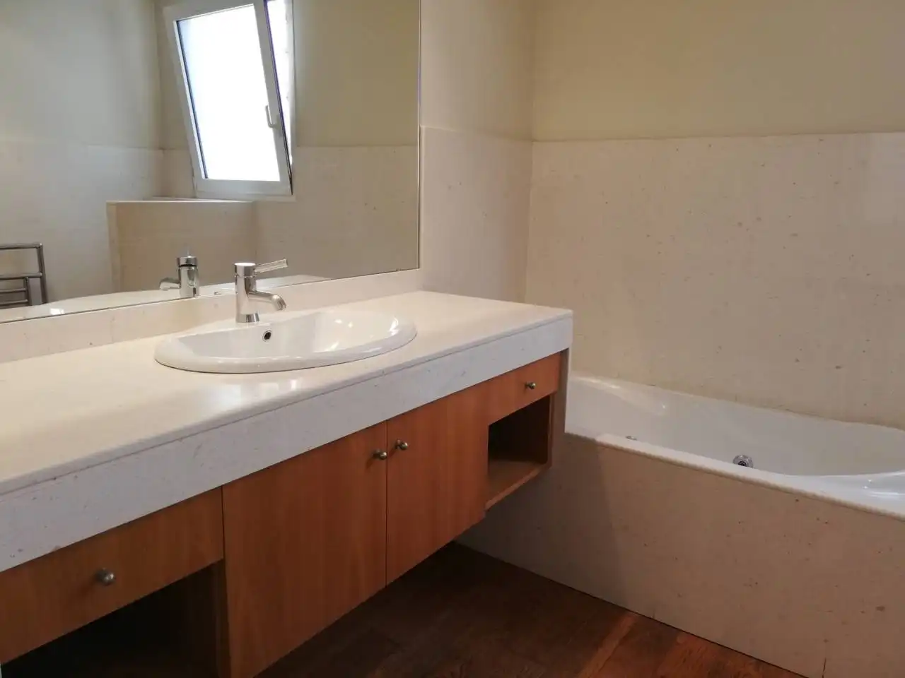 Badezimmer von Wohnung zur Miete in Girona mit Klimaanlage, Heizung und Parkett