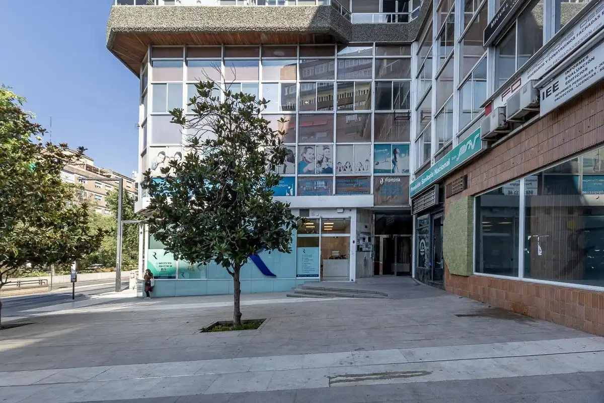 Vista exterior de Pis en venda en Granada amb Calefacció i Forn