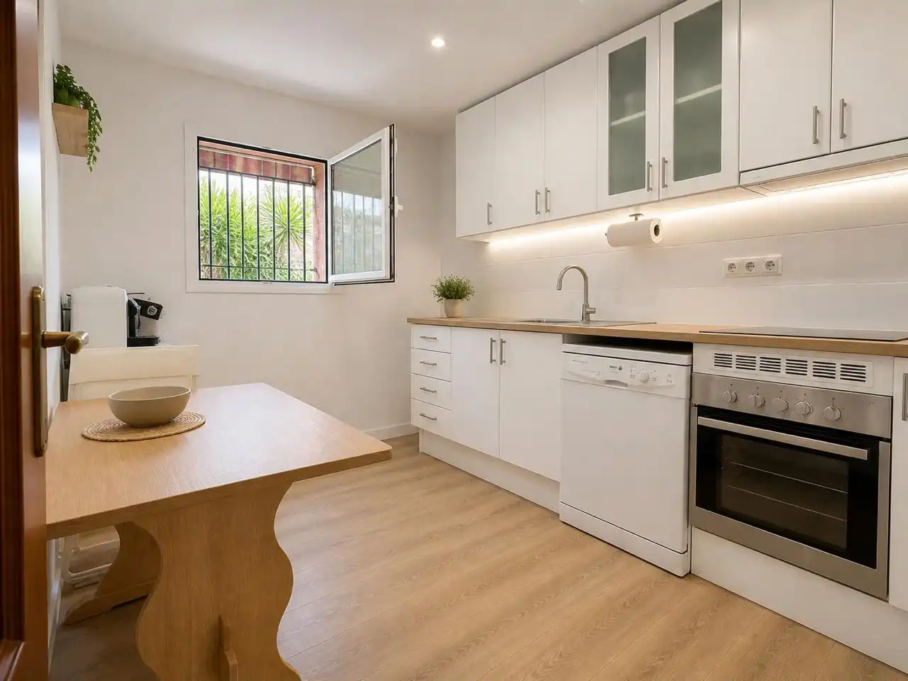 Küche von Einfamilien-Reihenhaus zum Verkauf in Badalona mit Klimaanlage, Heizung und Terrasse