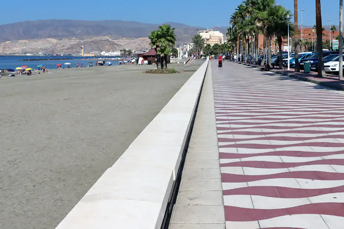 Vista exterior de Piso en venta en Almería con Aire acondicionado, Calefacción y Parquet