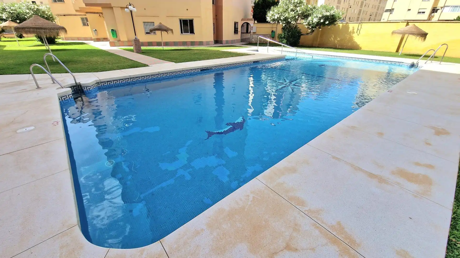 Piscina de Estudi en venda en Fuengirola amb Aire condicionat, Calefacció i Jardí privat