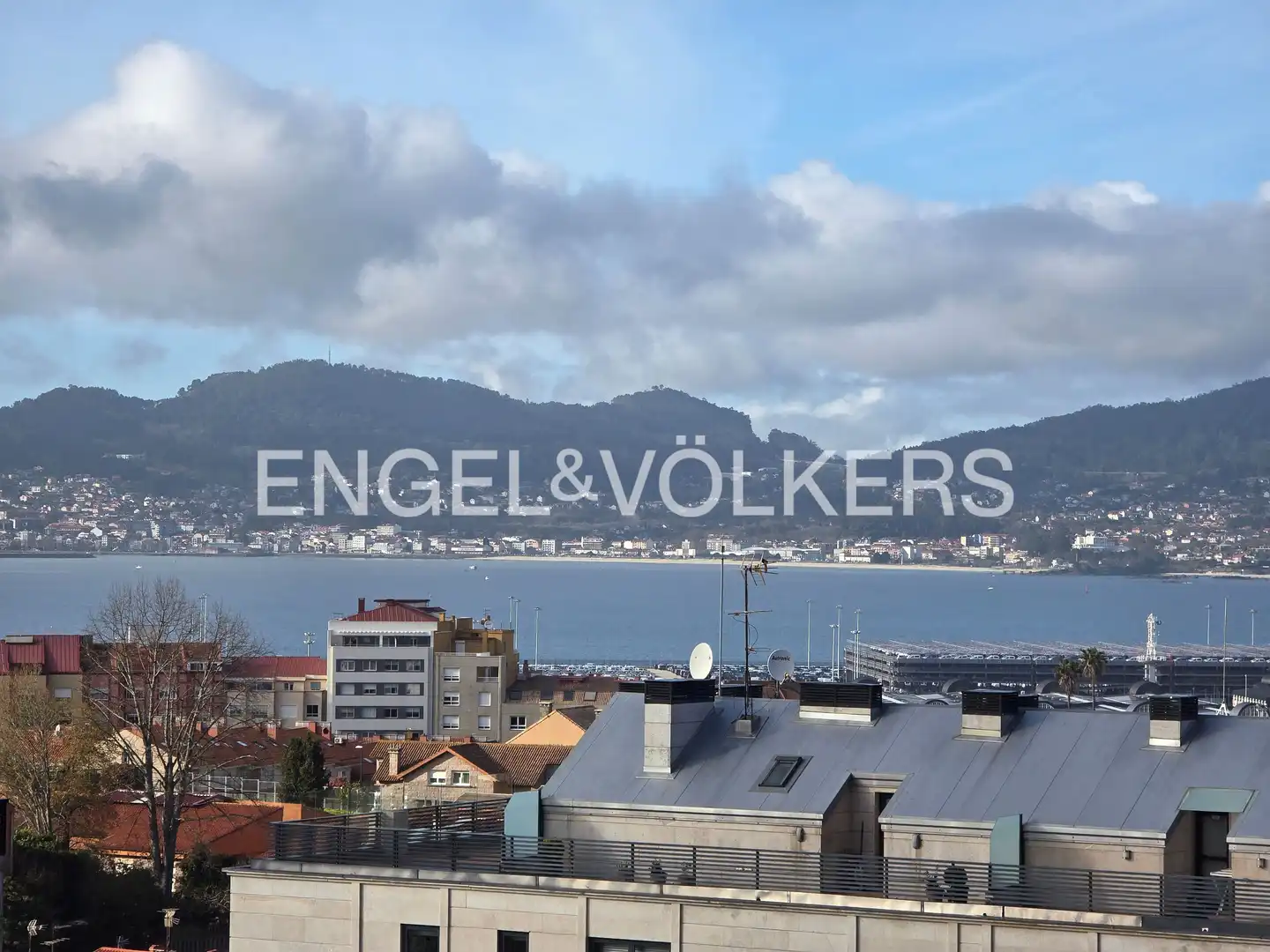 Vista exterior de Piso en venta en Vigo  con Calefacción, Terraza y Balcón