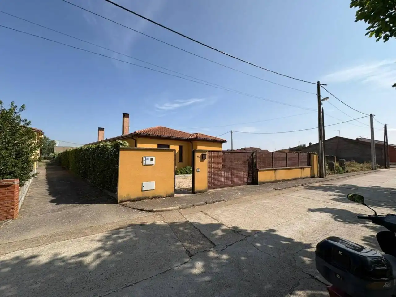 Vista exterior de Casa o xalet en venda en Sancti-Spíritus (Salamanca) amb Calefacció, Jardí privat i Moblat