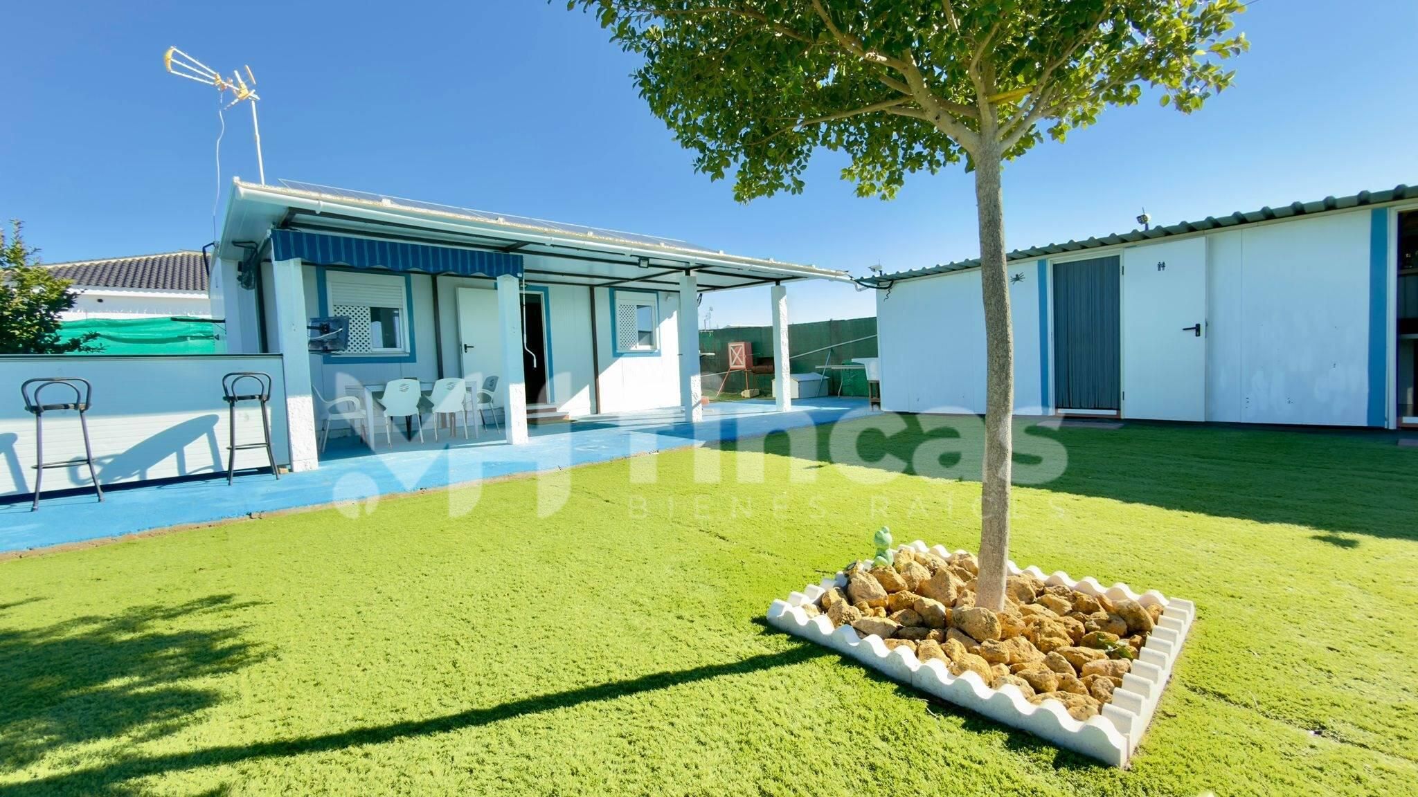 Vista exterior de Finca rústica en venda en Dos Hermanas amb Aire condicionat, Jardí privat i Traster