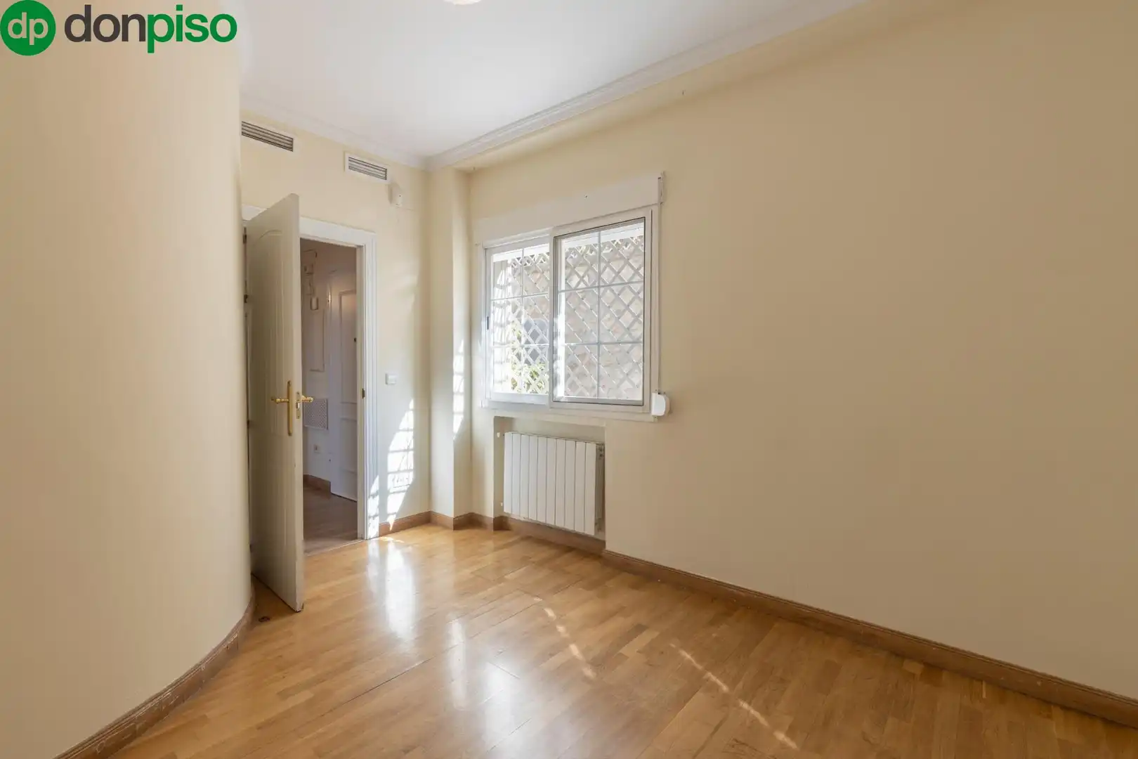 Schlafzimmer von Einfamilien-Reihenhaus zum Verkauf in Granada mit Klimaanlage, Heizung und Terrasse