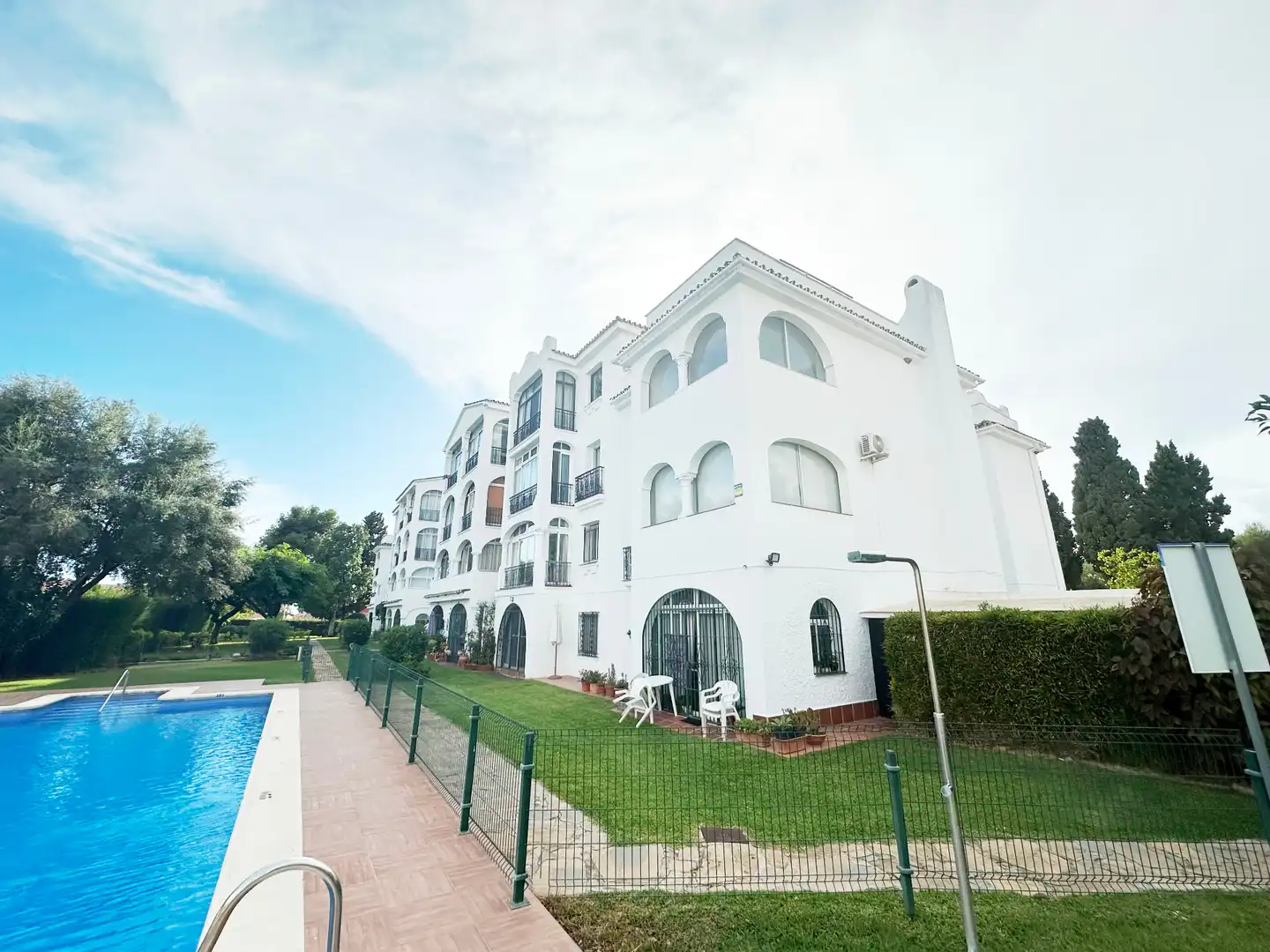 Vista exterior de Apartament en venda en Estepona amb Terrassa i Piscina comunitària
