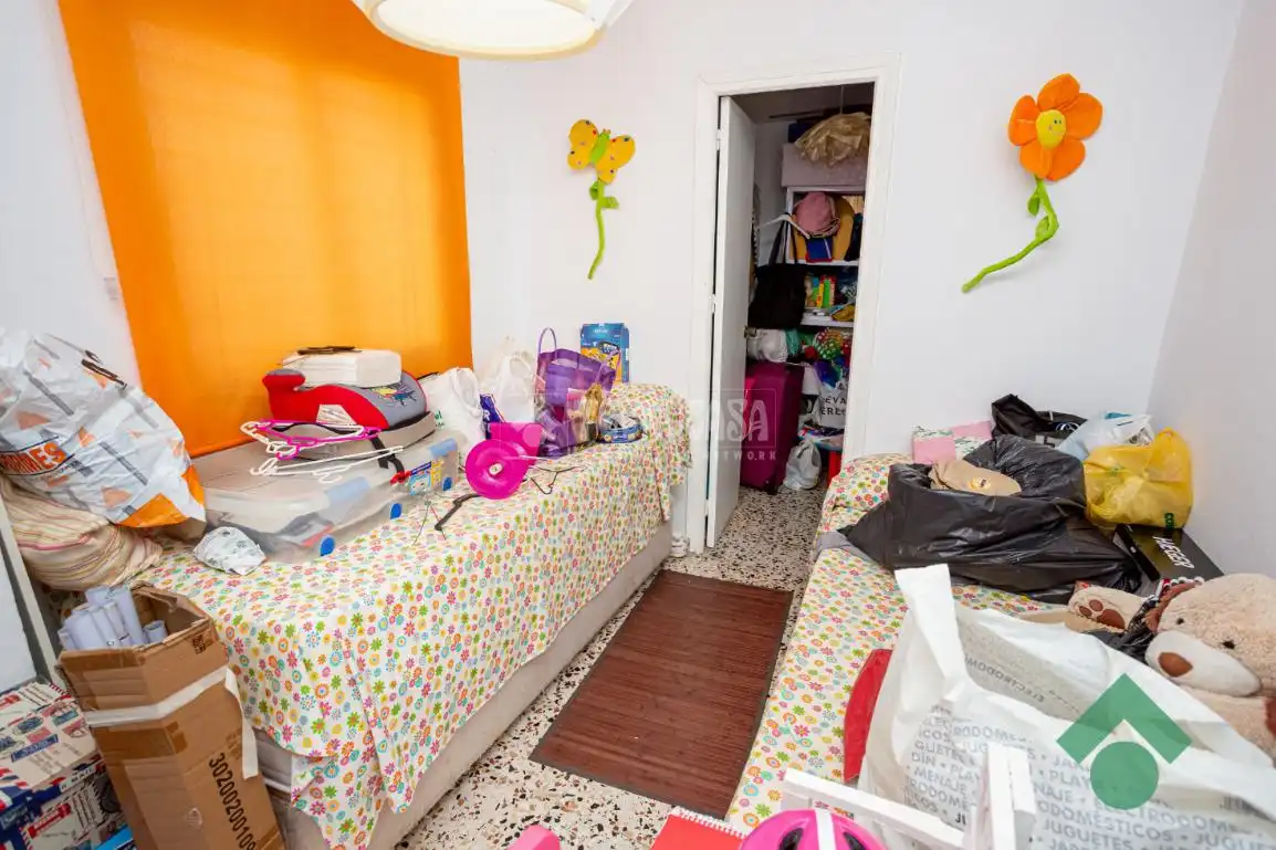 Bedroom of Flat for sale in Algeciras  with Terrace, Storage room and Furnished
