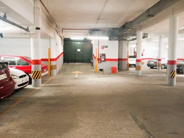 Garaje en Venta en Calle de la del Manojo de Rosas en Los Ángeles