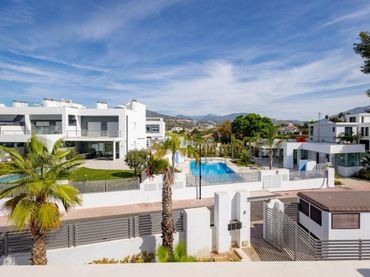 Casa aparellada amb balcó en venda a San Pedro de Alcántara