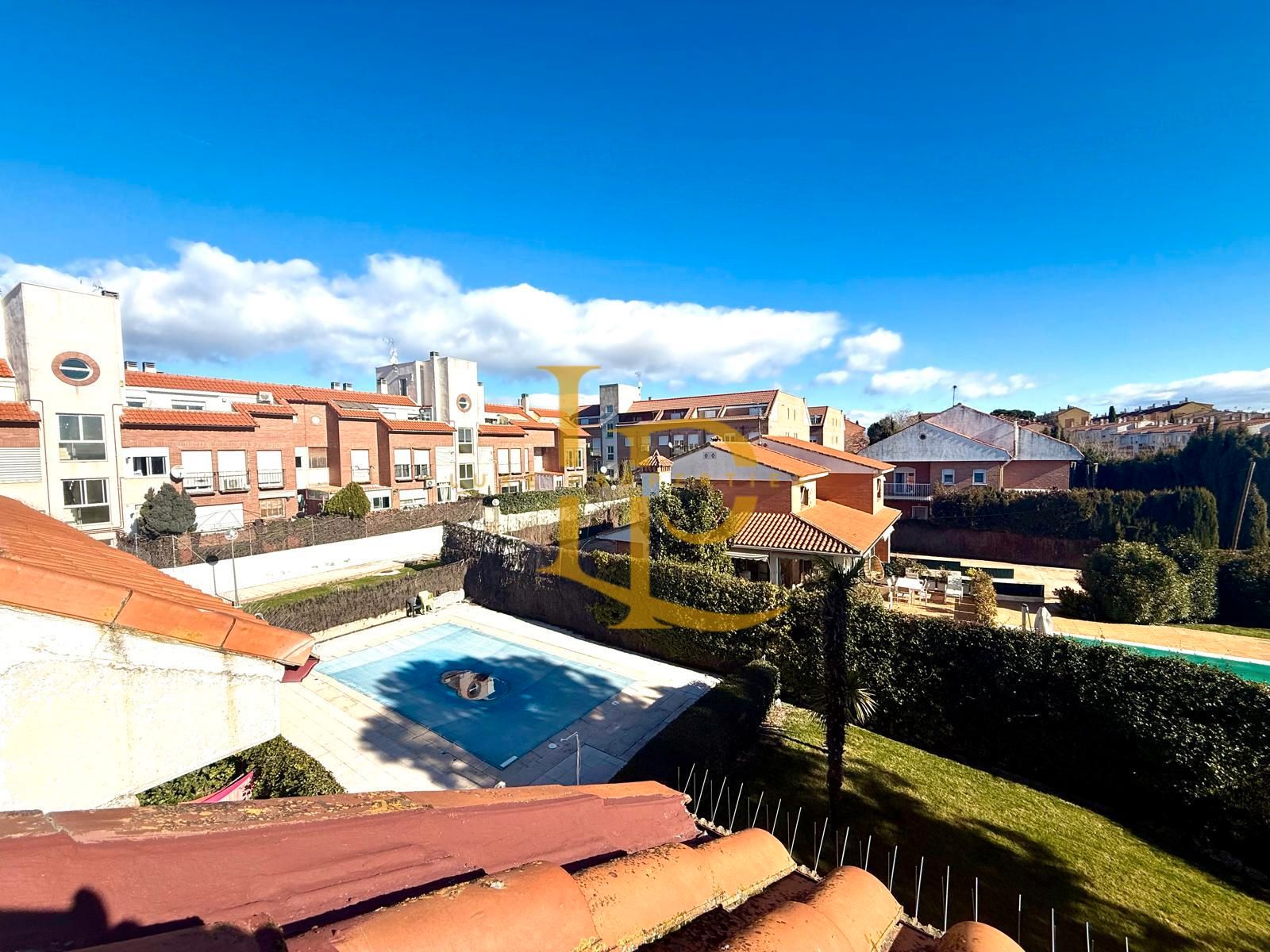 Vista exterior de Àtic en venda en Ajalvir amb Calefacció, Terrassa i Forn