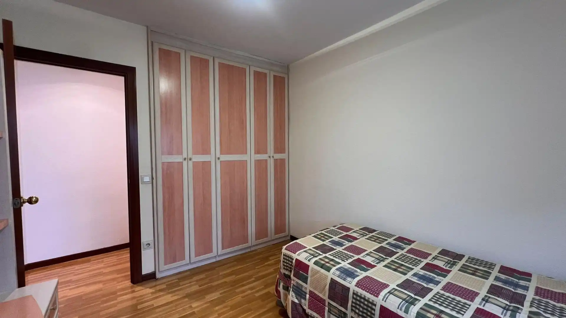 Bedroom of Flat for rent in  Pamplona / Iruña  with Heating, Parquet flooring and Furnished