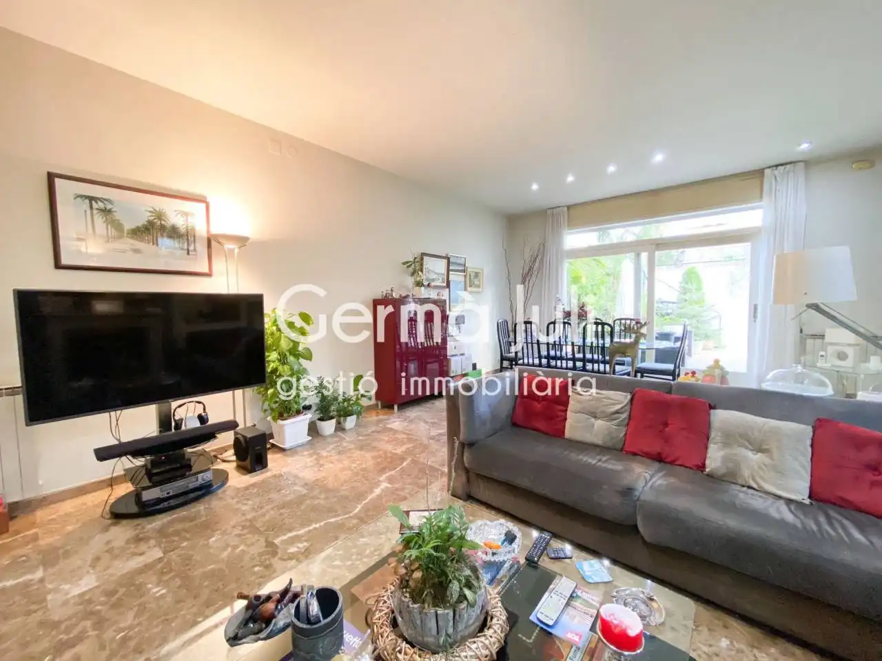 Wohnzimmer von Einfamilien-Reihenhaus zum Verkauf in Badalona mit Klimaanlage, Heizung und Privatgarten