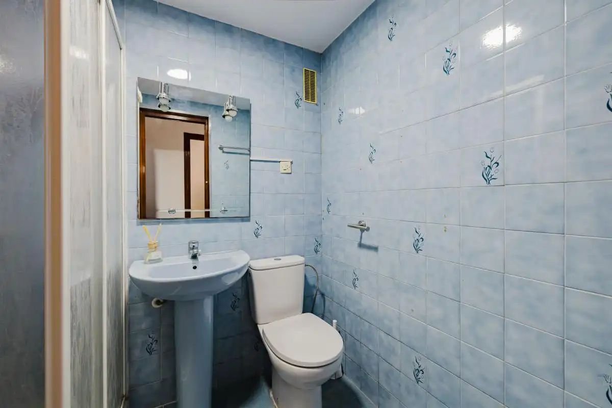 Bathroom of Flat for sale in Málaga  with Air Conditioner, Heating and Private garden