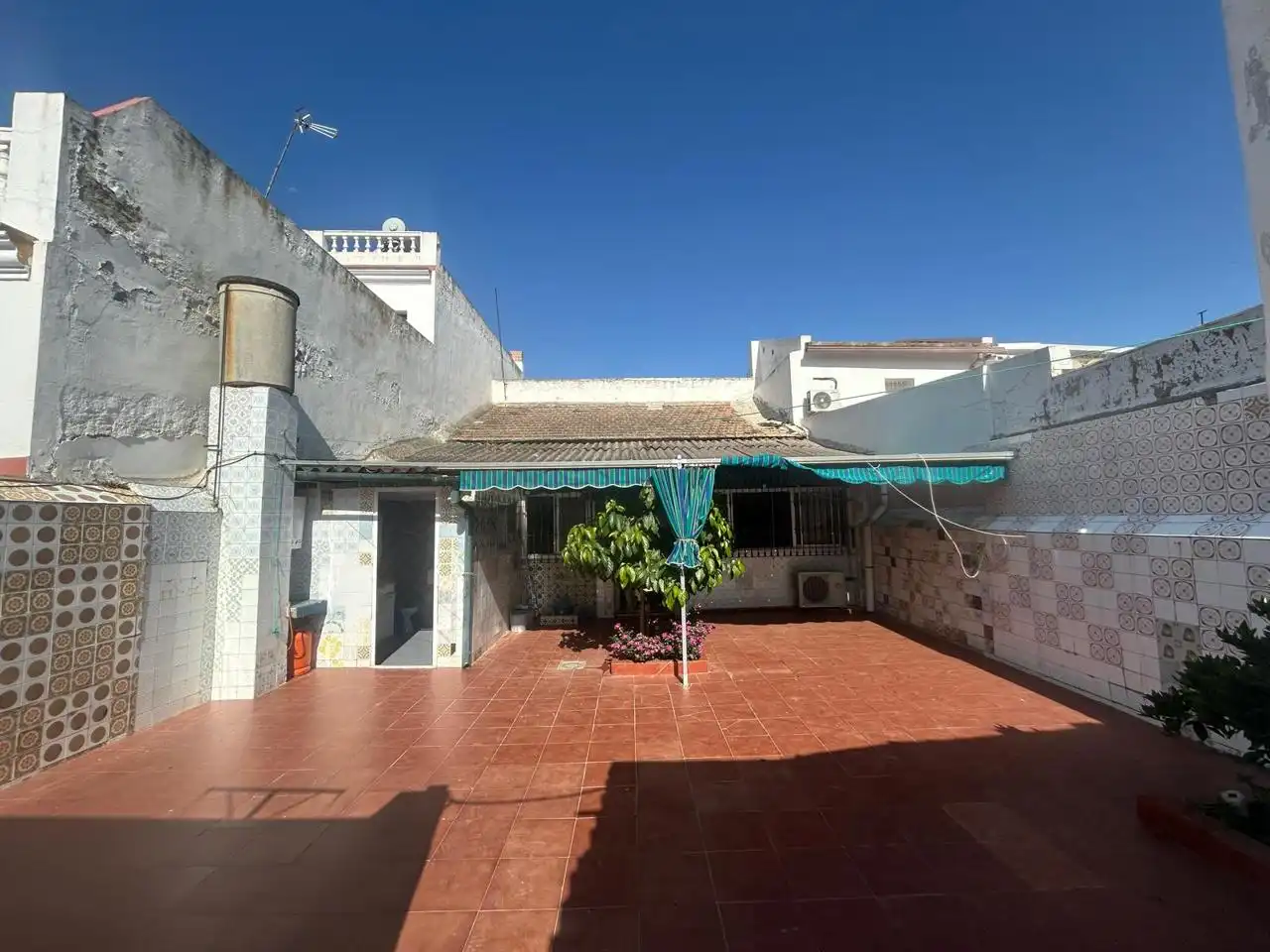 Vista exterior de Casa o xalet en venda en Dos Hermanas