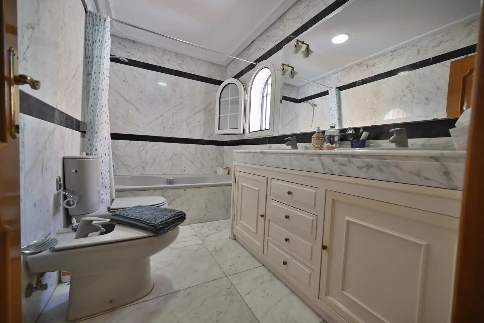 Bathroom of Houses for sale in Fuengirola  with Air Conditioner, Heating and Private garden