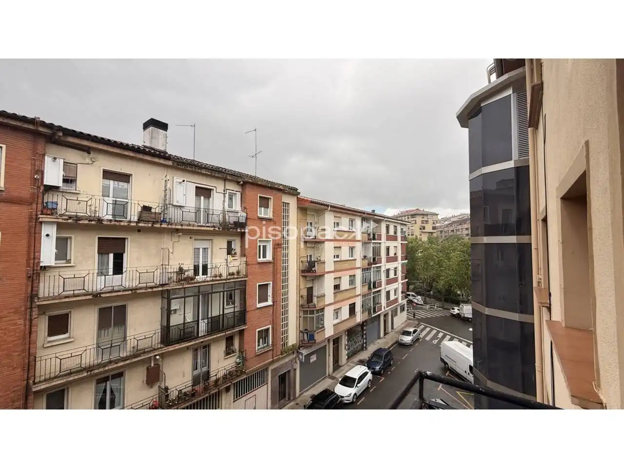 Außenansicht von Wohnung zum Verkauf in  Pamplona / Iruña mit Heizung, Terrasse und Balkon