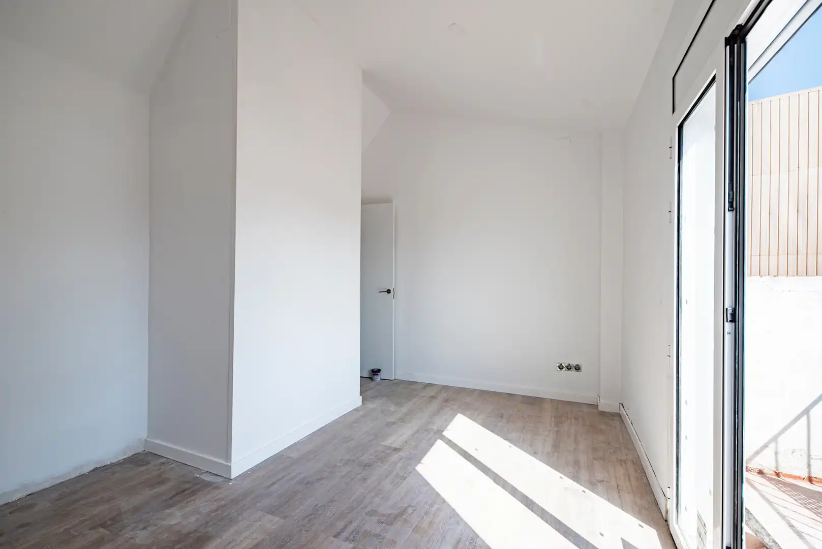 Schlafzimmer von Dachboden zum Verkauf in Mataró mit Parkett, Terrasse und Ofen