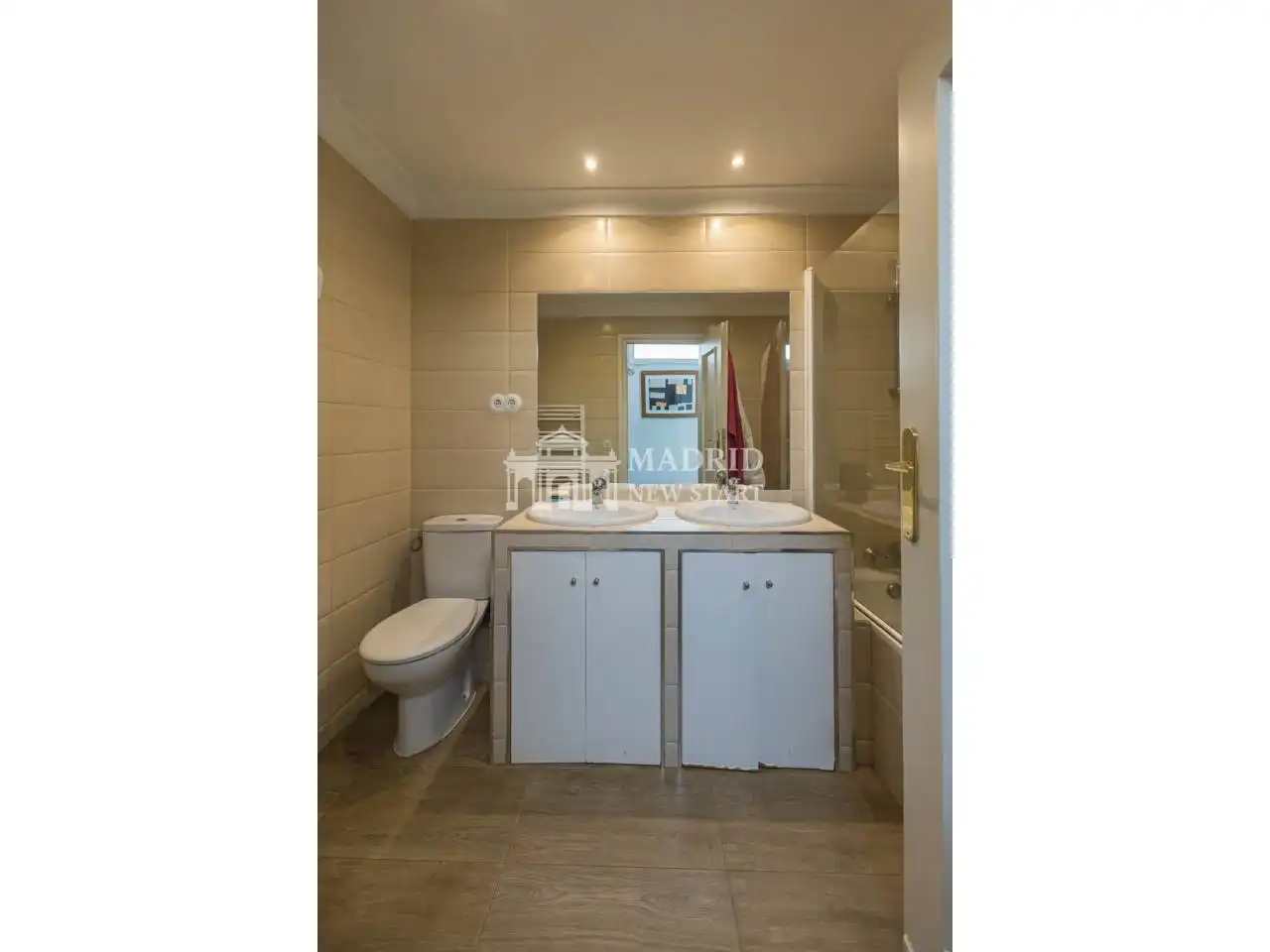 Badezimmer von Wohnung zum Verkauf in Madrid mit Klimaanlage und Heizung
