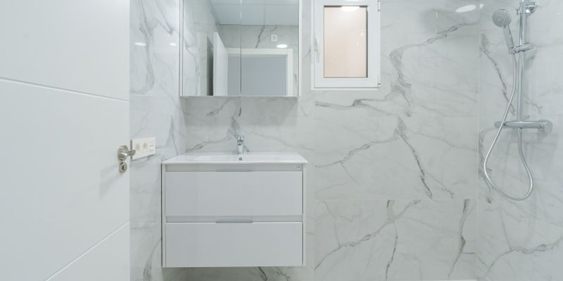 Bathroom of Flat for sale in Torrevieja  with Air Conditioner and Balcony
