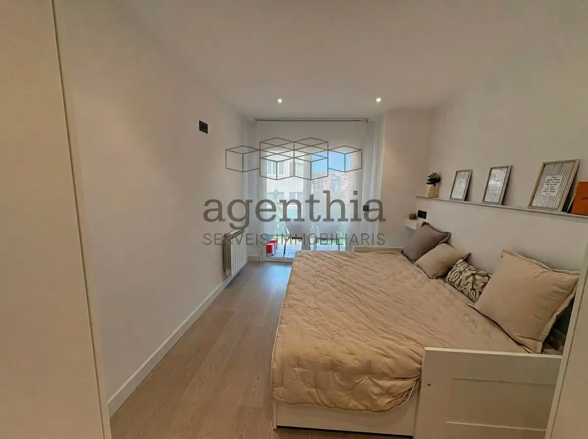 Bedroom of Flat for sale in Girona  with Air Conditioner, Heating and Balcony