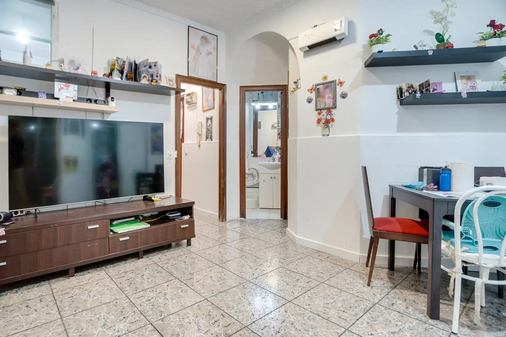 Sala d'estar de Local en venda en L'Hospitalet de Llobregat amb Moblat