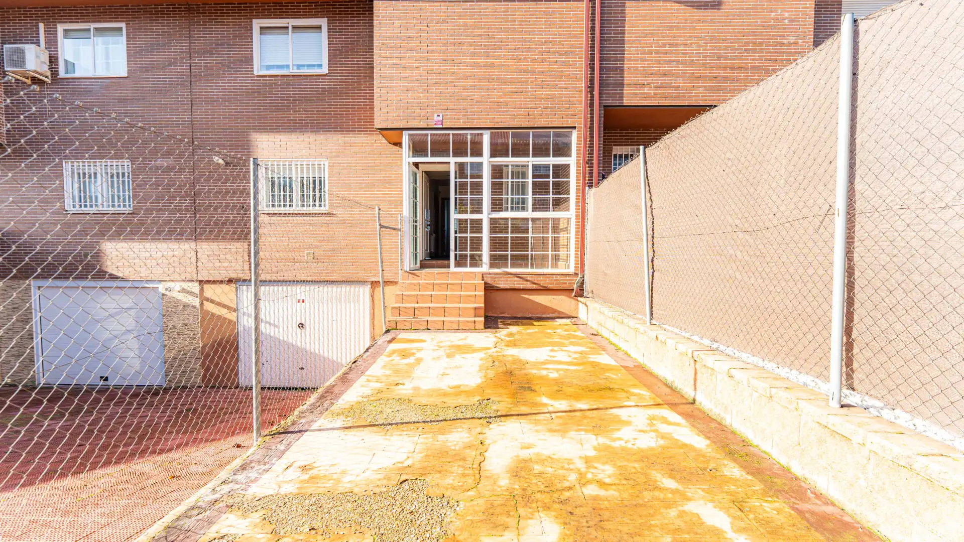 Vista exterior de Casa adosada en venta en Arroyomolinos (Madrid) con Calefacción, Parquet y Terraza