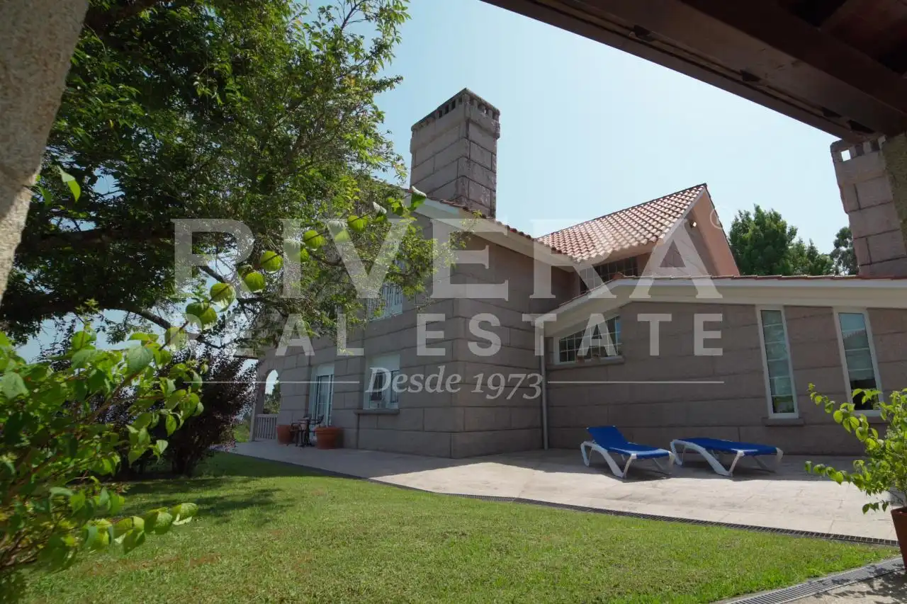 Vista exterior de Casa o chalet en venta en Cangas  con Calefacción, Jardín privado y Amueblado