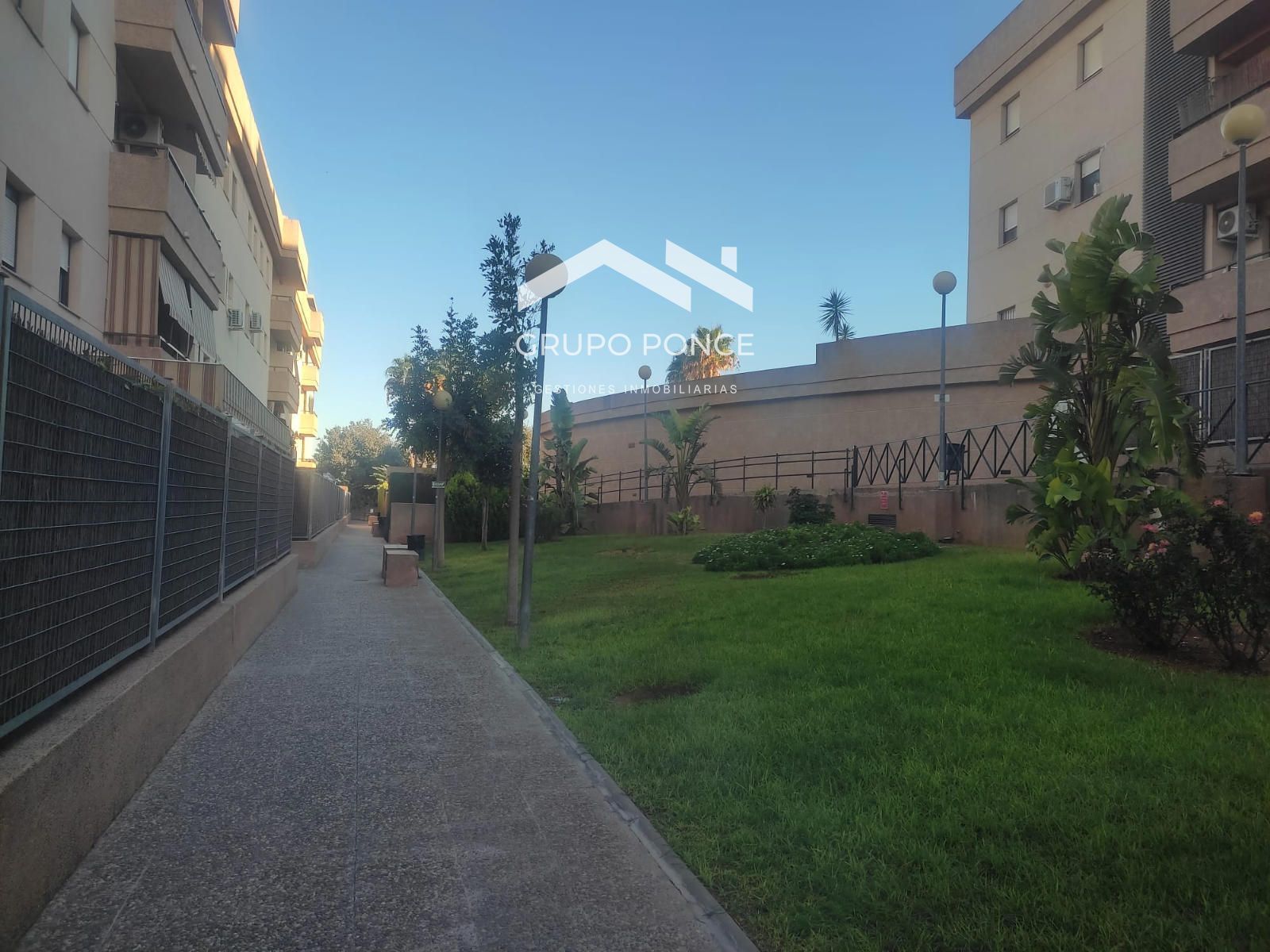 Vista exterior de Piso en venta en Jerez de la Frontera con Aire acondicionado, Piscina y Piscina comunitaria