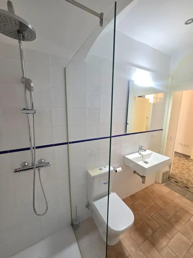 Baño de Planta baja de alquiler en El Masnou con Aire acondicionado, Calefacción y Jardín privado