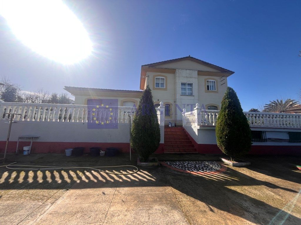 Vista exterior de Casa o chalet en venta en Cáceres Capital con Terraza y Piscina