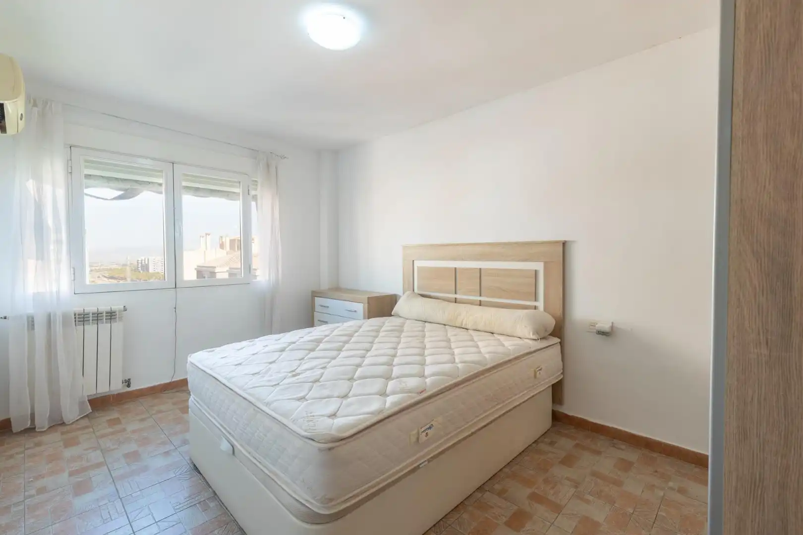 Dormitori de Pis en venda en Granada amb Aire condicionat, Calefacció i Terrassa