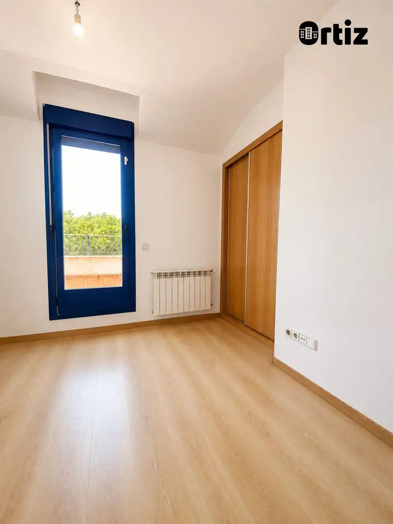Schlafzimmer von Dachboden zum Verkauf in Alovera mit Heizung, Terrasse und Abstellraum