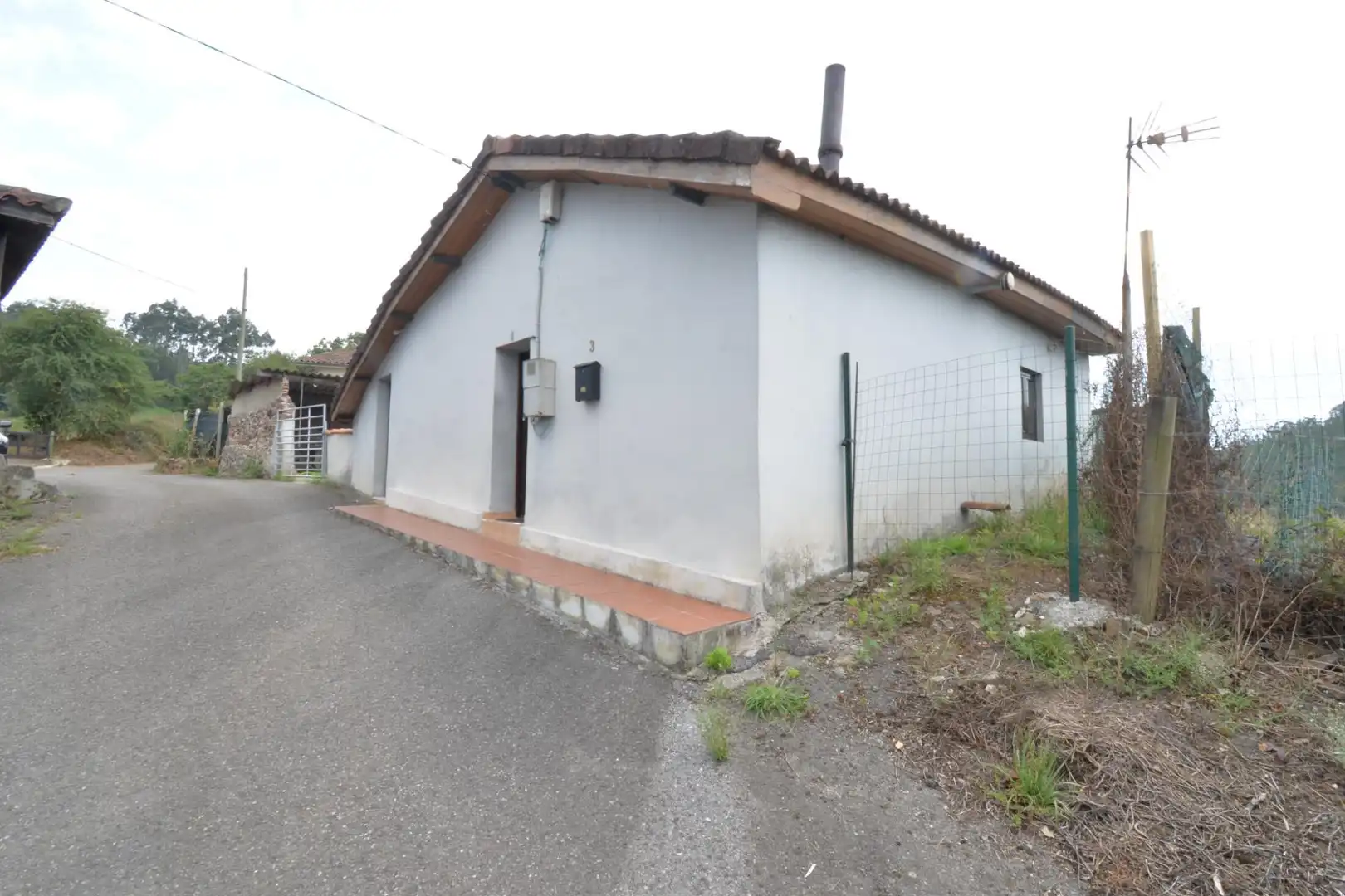 Vista exterior de Finca rústica en venda en Oviedo  amb Traster