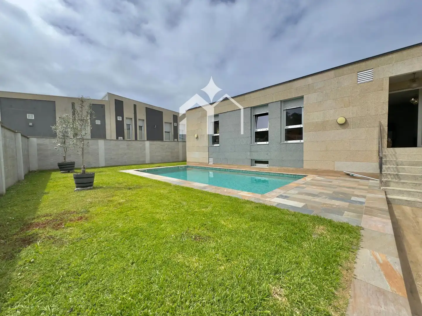 Piscina de Casa o xalet en venda en Cangas  amb Calefacció, Parquet i Terrassa