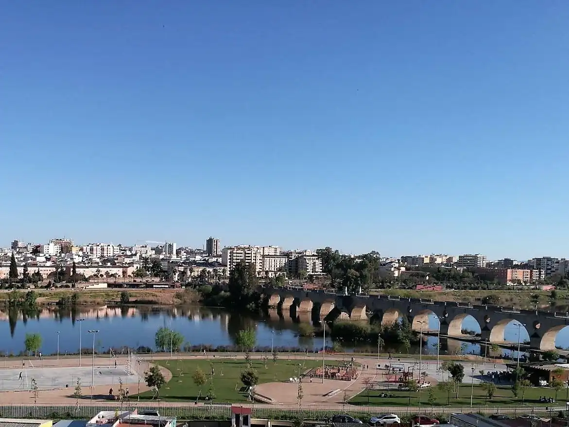 Außenansicht von Wohnung zur Miete in Badajoz mit Klimaanlage, Terrasse und Abstellraum