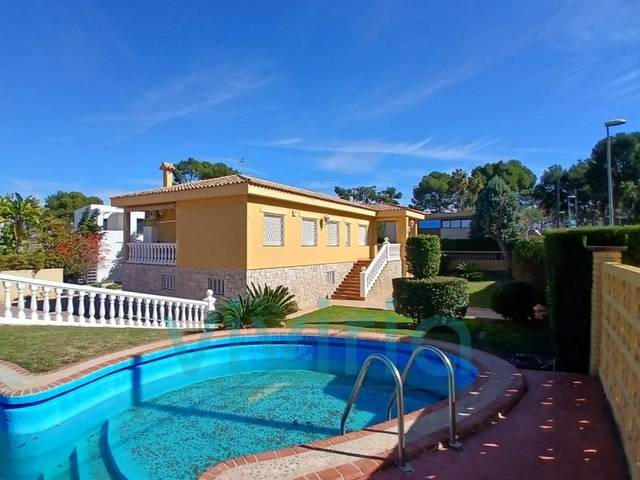 Casa-chalet en Venta en Carrer Paiporta en Montepilar