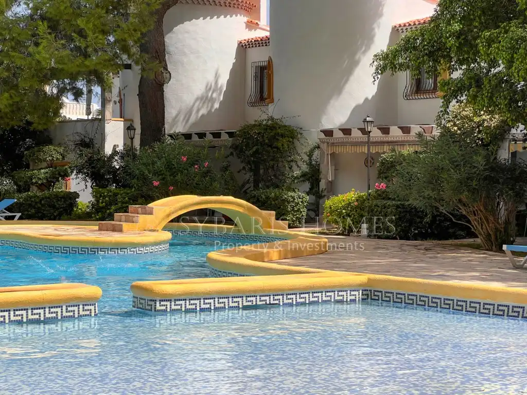 Schwimmbecken von Einfamilien-Reihenhaus zum Verkauf in Dénia mit Klimaanlage und Gemeinschaftspool