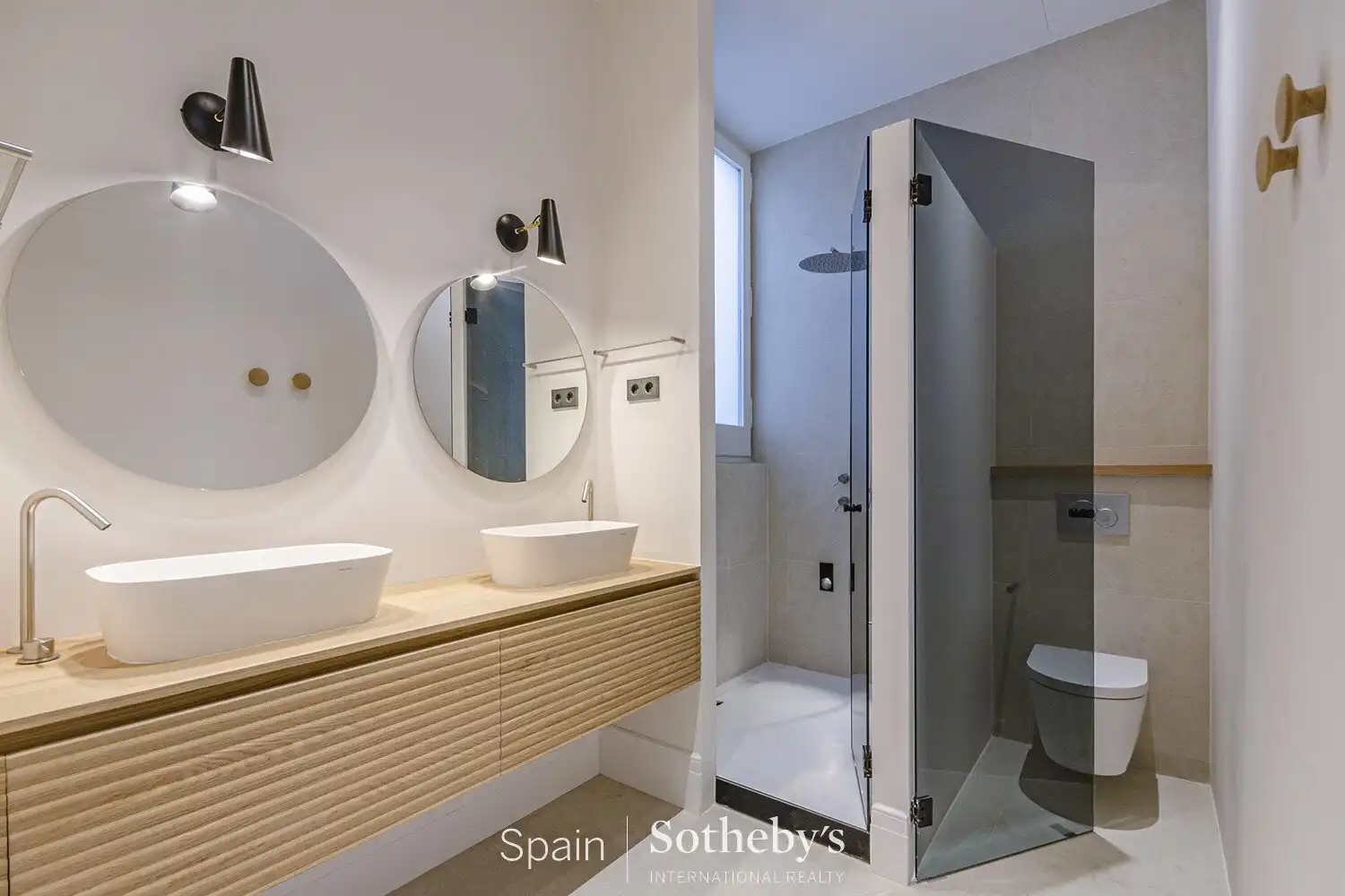 Badezimmer von Wohnungen zum Verkauf in Barcelona mit Klimaanlage und Heizung